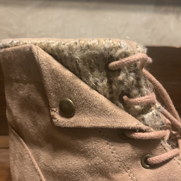 EUC women’s winter booties, faux suede and sweater-material. Super cute! - Picture 3 of 5